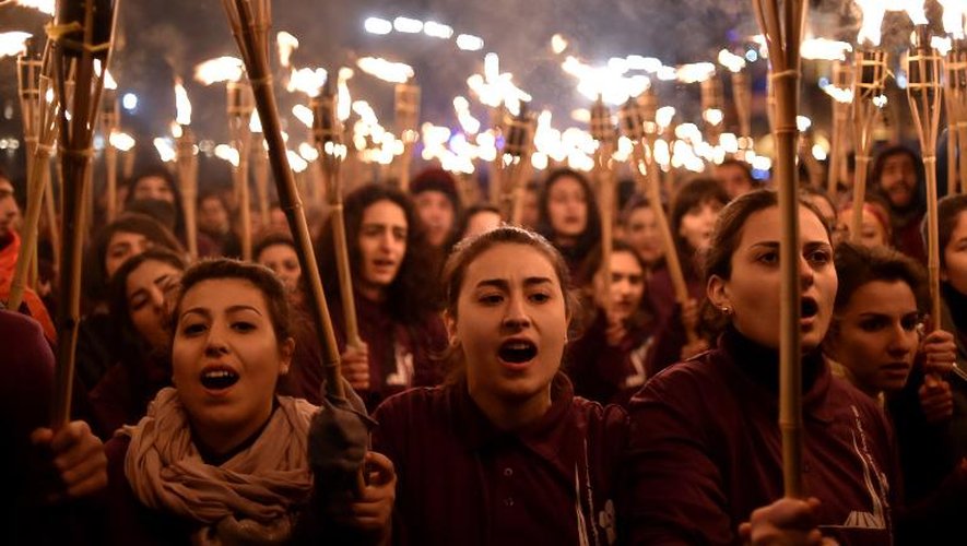 Lors de la commémoration du génocide arménien des participants à la manifestation défilent avec des torches le 24 avril 2015 à Erevan