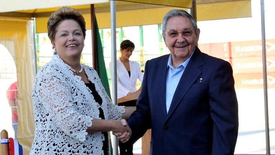 La présidente brésilienne Dilma Rousseff et le président cubain Raul Castro, lors de l'inauguration du mégaport de Mariel, le 27 janvier 2014
