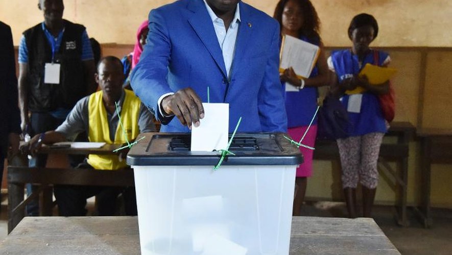 Le président sortant du Togo Faure Gnassingbé, candidat à sa réélection, dans un bureau de vote de Lomé le 25 avril 2015