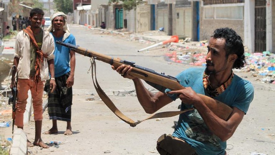 Un milicien soutenant le président Hadi, réfugié en Arabie Saoudite, lors d'affrontements avec les rebelles Houtis à Aden, le 24 avril 2015