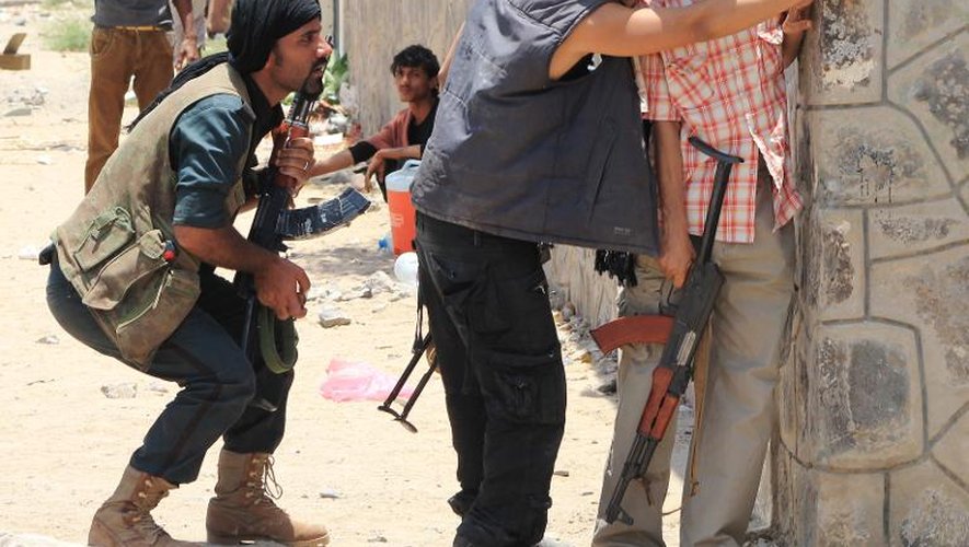Des combattants soutenant le président Hadi, réfugié en Arabie Saoudite, lors d'affrontements avec les rebelles Houtis à Aden, le 24 avril 2015