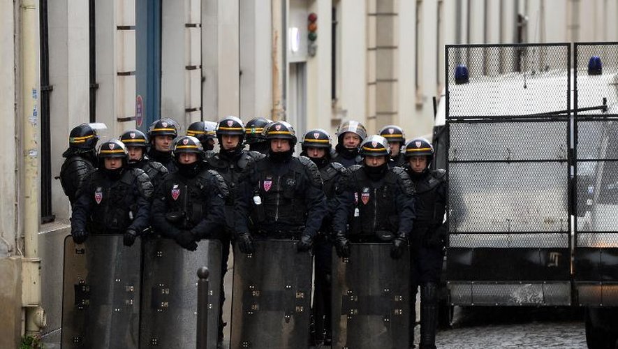 Des policiers antiémeutes bloquent une rue de Paris pendant la manifestation "Jour de colère", le 26 janvier 2014