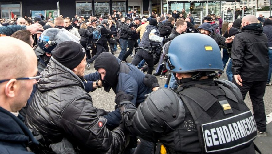 Affrontement entre forces de l'ordre et manifestants du mouvement islamophobe Pegida à Calais, le 6 février 2016