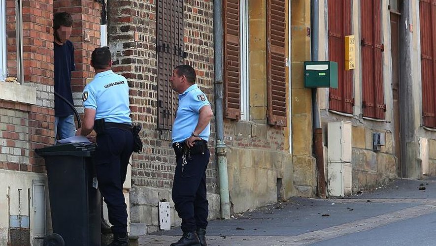 Des gendarmes à Grandpré poursuivent les investigations pour retrouver l'agresseur de Berenyss le 24 avril 2015