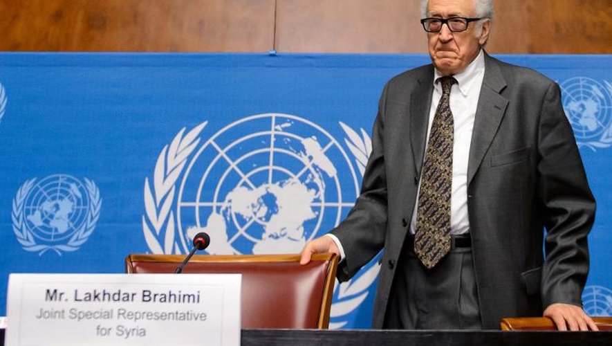 Le médiateur de l'ONU, Lakhdar Brahimi, arrive pour un point de presse au siège des Nations Unies à Genève, le 28 janvier 2014