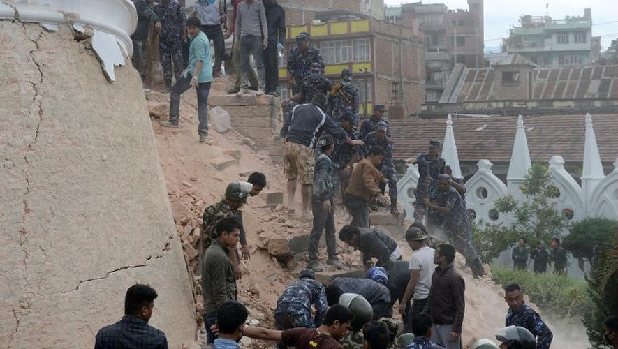 Les secours interviennent après l'effondrement la tour de Darahara à Katmandou après un séisme au Népal, le 25 avril 2015