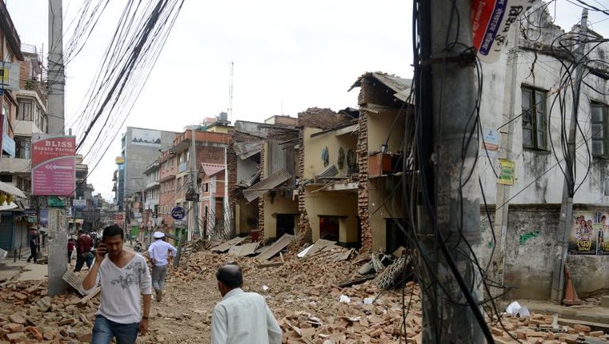Une rue de la banlieue de Katmandou après le séisme du 25 avril 2015 qui a frappé le Népal