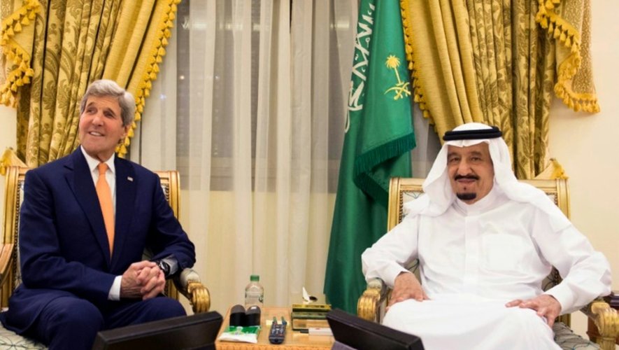 John Kerry et le le roi saoudien Salman bin Abdulaziz le 11 mars 2016 à Hafar al-Batin