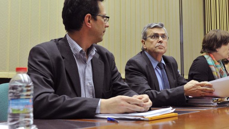 Deux cadres de La République du Centre, Gilles Cremillieux (d) et Bruno Rivière lors d'une réunion avec les représentants des salariés, à Saran le 29 janvier 2014