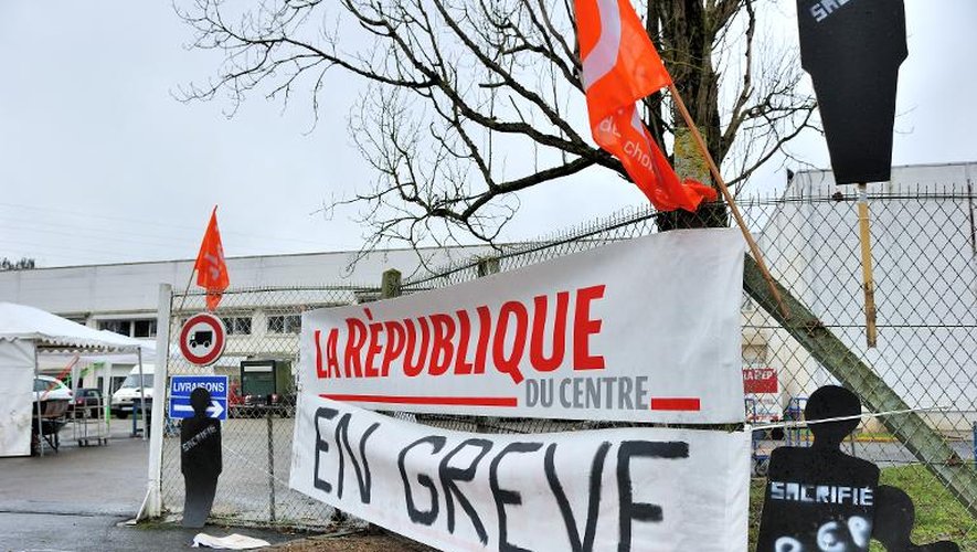 Des banderoles devant les locaux du journal La République du Centre, à Saran, le 29 janvier 2014