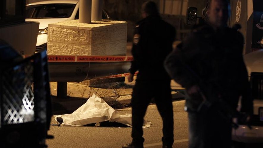 Le corps du jeune palestinien abattu alors qu'il tentait de poignarder des policiers israéliens à un check point à Jérusalem le 25 avril 2015