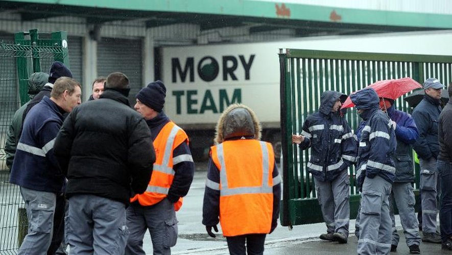 Des salariés de Mory Ducros manifestent devant le site de Lesquin le 15 janvier 2014