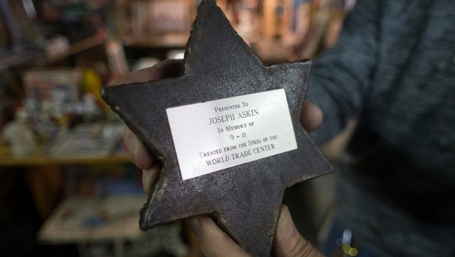 Une étoile de David sculptée dans de l'acier du World Trade Center, "trésor" des milliers d'objets ramassés par Nelson Molina lors de ses tournées d'éboueur, agencés avec minutie, le 27 février 2016 au fond d'un dépôt à New York