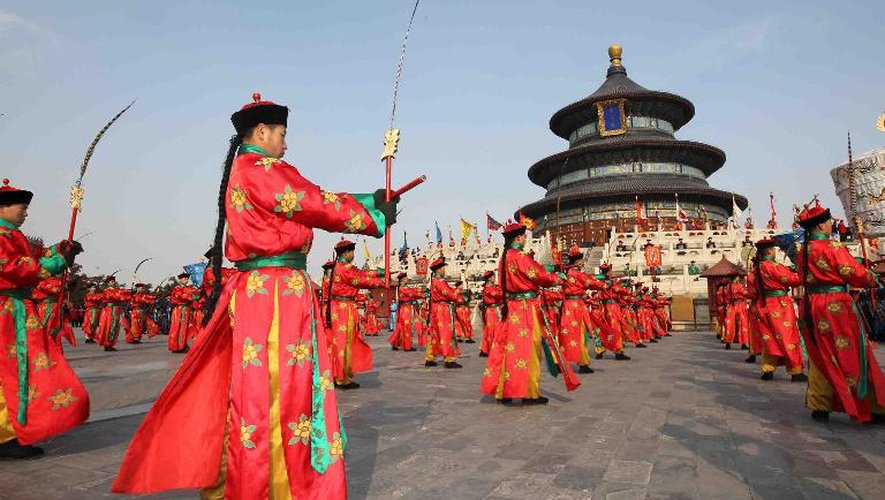 Des Chinois répètent une cérémonie de culte pour le Nouvel an lunaire, le 28 janvier 2014