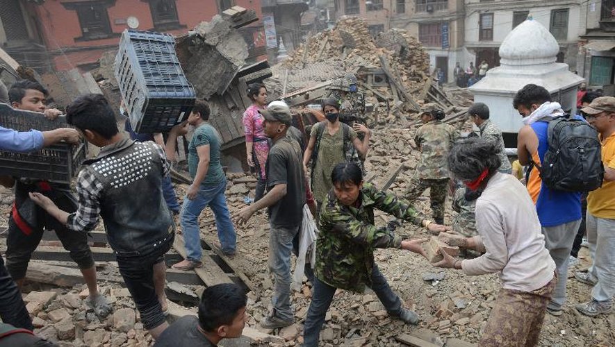 La place Durbar à Katmandou sous les décombres après un puissant séisme le 25 avril 2015