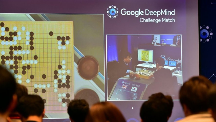 Retransmission d'une partie de jeu de go entre un programme informatique et le champion du monde sud-coréen Lee Se-Dol, le 12 mars 2016 à Séoul