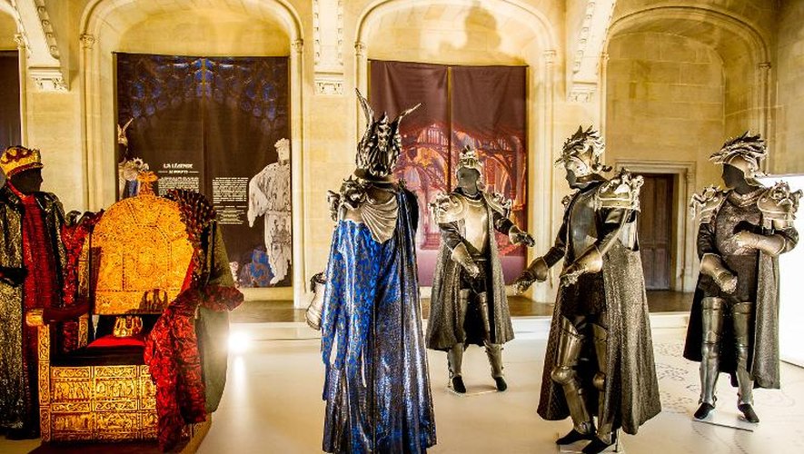 Exposition "Armures, hénnins et crinolines" de costumes de scènes d'opéras et de ballets au château de Pierrefonds le 21 avril 2015