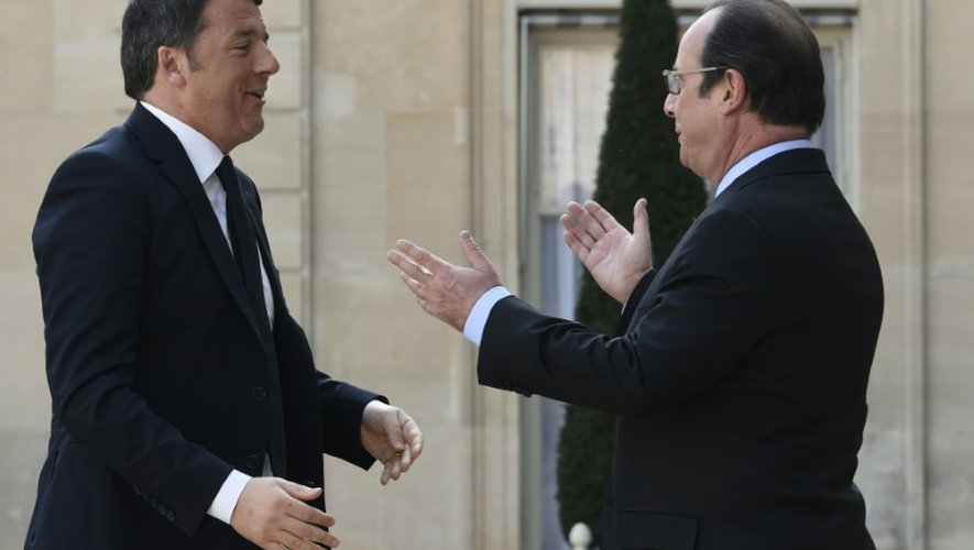Le Premier ministre itaien Matteo Renzi (g) accueilli par le président français François Hollande, le 12 mars 2016 à l'Elysée à Paris