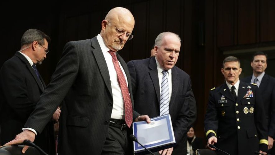 Le directeur national du renseignement (DNI) James Clapper (g) et le directeur du renseignement militaire (DIA), le général Michael Flynn (c) lors d'une audition devant les sénateurs de la commission du Renseignement le 29 janvier 2014 à Washi