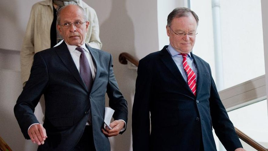 Berthold Huber,  vice-président du conseil de surveillance de Volkswagen (g) et le chef du gouvernement de l'Etat régional de Basse-Saxe, Stephan Weil, le 25 avril 2015 à Hanovre