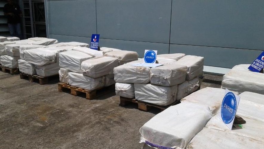 Photo fournie par la douane française montrant la cocaïne saisie sur un voilier au large de la Martinique et entreposée sur la base militaire de Fort-de-France le 17 avril 2015