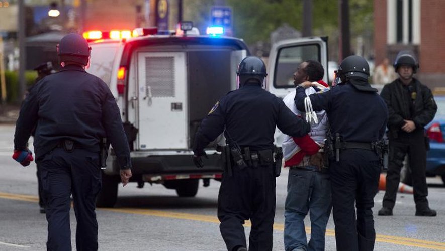 La police arrête un manifestant à Baltimore le 25 avril 2015 lors d'un rassemblement dénonçant la mort d'un Noir suite à son arrestation par la police