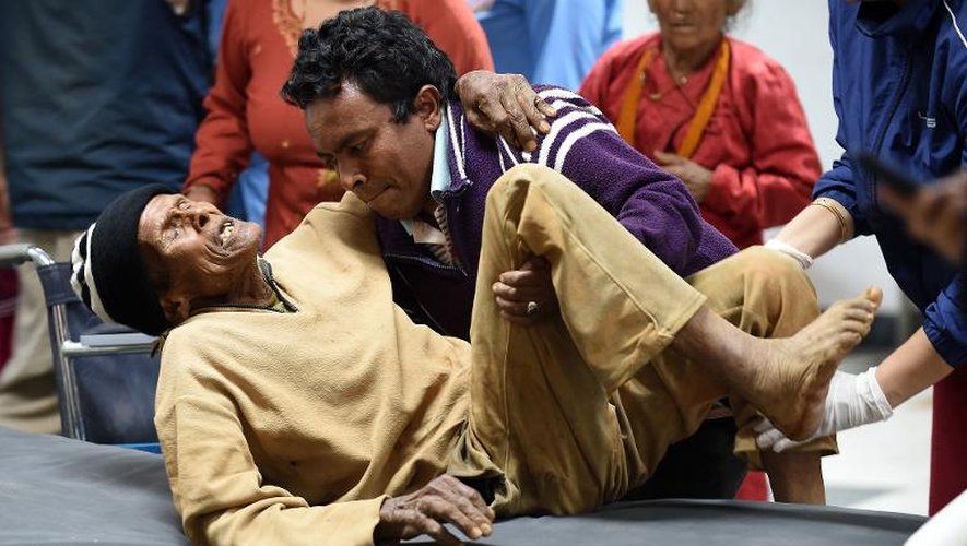 Un Népalais de 84 ans, blessé par le séisme, est allongé sur un lit de l'hôpital de Katmandou le 26 avril 2015