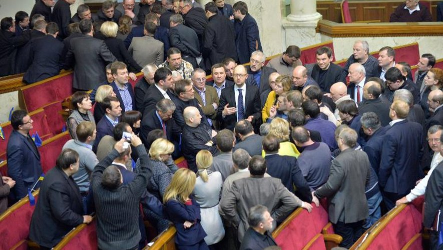 Des députés de l'opposition débattent au Parlement avant le vote d'une loi d'amnistie des manifestants, le 29 janvier 2014 à Kiev