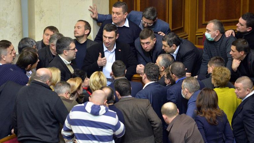 L'opposant Vitali Klitschko (c) parle avec des députés de l'opposition avant le vote d'une loi d'amnistie aux manifestants, le 29 janvier 2014 au Parlement à Kiev