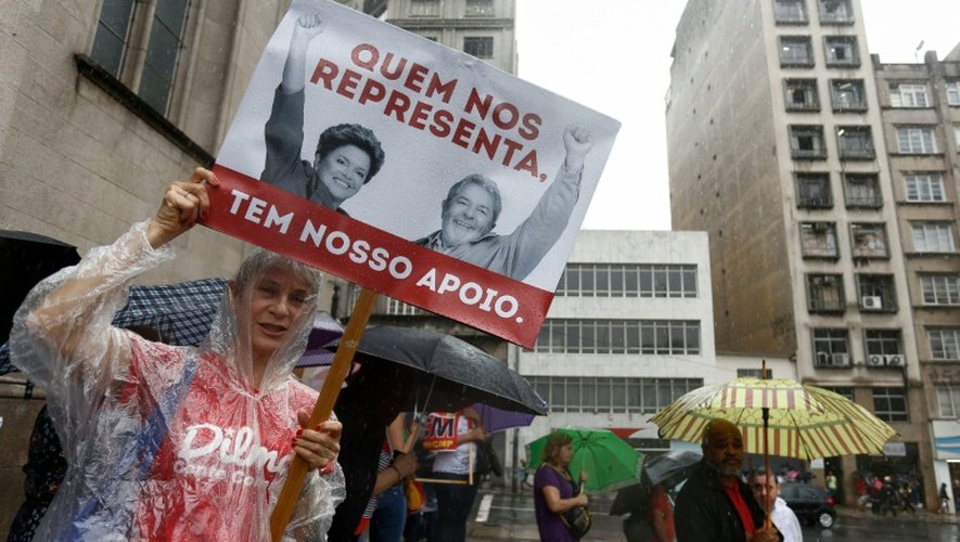 Des syndicalistes et des membres du PT manifestent en soutien à l'ancien président Lula à Sao Paulo, au Brésil, le 11 mars 2016