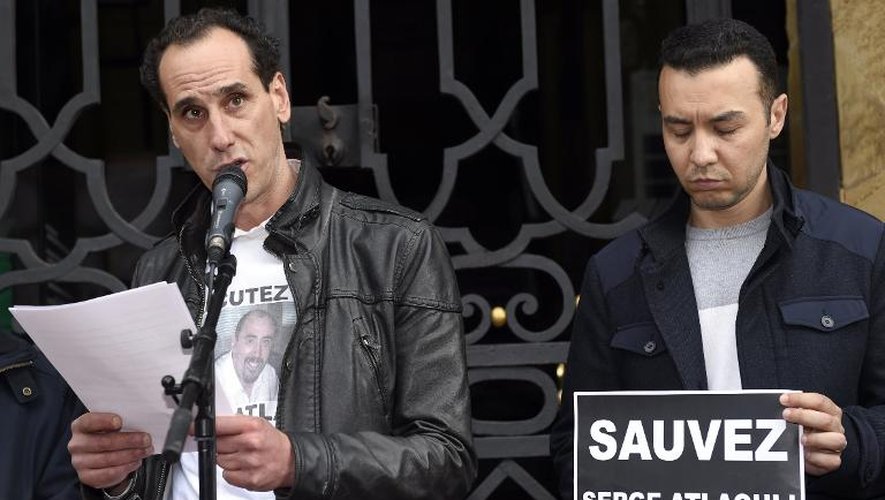 André Atlaoui (g), frère de Serge Atlaoui, le 25 avril 2015 à Metz lors d'une manifestation de soutien au condamné à mort