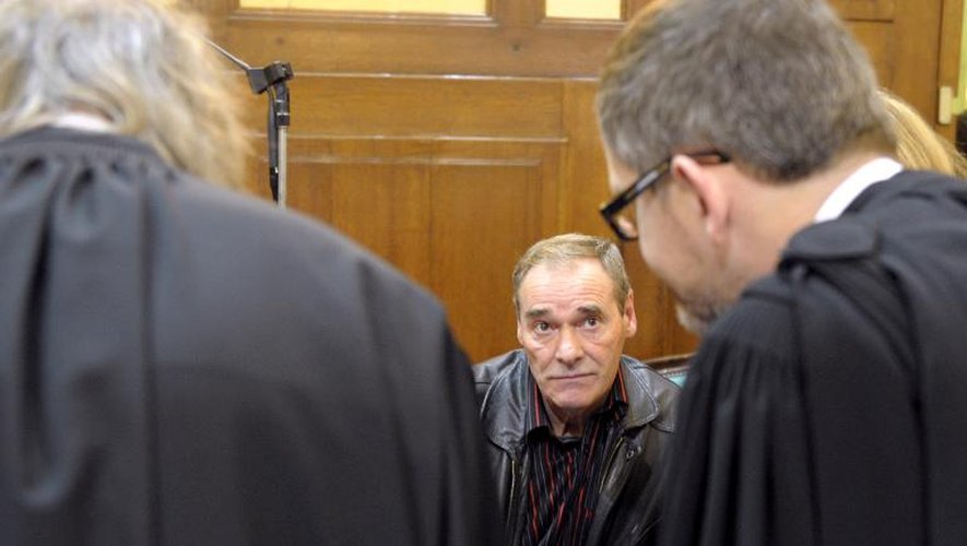 Jacques Maire, accusés du meurtre de deux jeunes femmes dans les années 80, et ses avocats, lors de sa troisième comparution devant une cour d'assises, le 6 octobre 2008 à Metz
