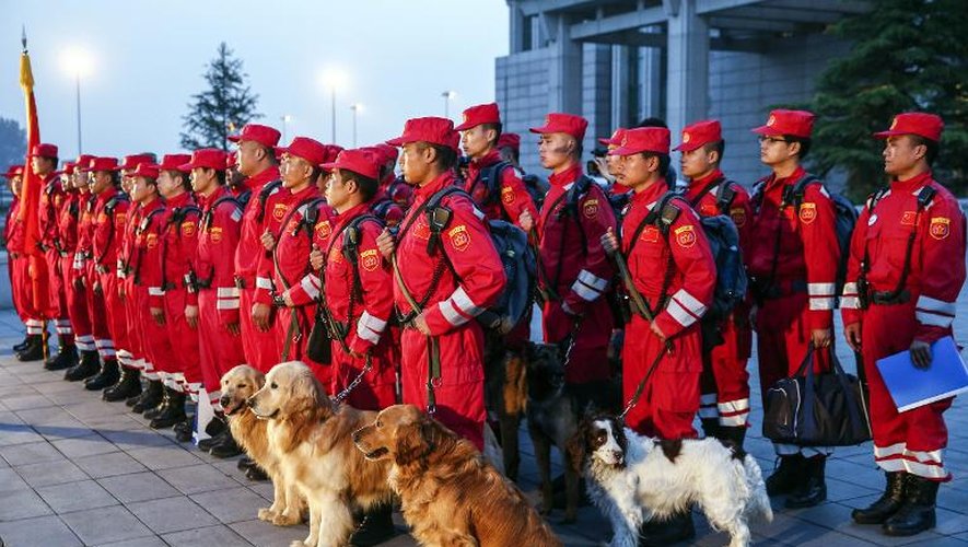 Des secouristes chinois s'apprêtent à quitter Pékin pour rejoindre le Népal frappé par un séisme qui a fait au moins 2.000 morts, le 26 avril 2015