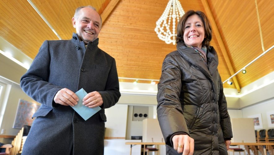 Malu Dreyer (SPD) et son mari Klaus Jensen votent le 13 mars 2016 à Trier en Rhénanie-Palatinat