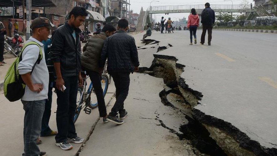 La chaussée défoncée d'une rue de Katmandou après après le séisme qui a frappé le Népal, le 26 avril 2015