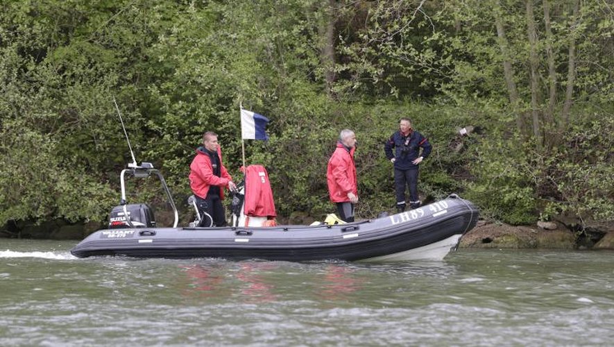 Des hommes de la brigade fluviale à la recherche, dans l'Oise, d'un enfant de deux ans, le 25 avril 2015 à Butry-sur-Oise