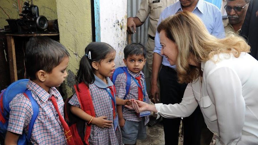 Valerie Trierweiler lors d'une visite dans une école du quartier Mandala le 28 janvier 2014 à Bombay