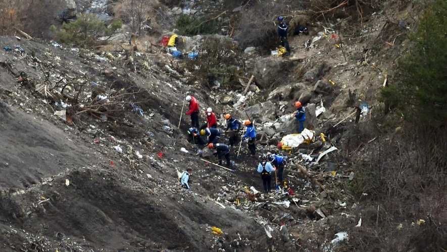 Gendarmes et enquêteurs sur le site du crash de l'appareil A320 de la compagnie Germanwings, dans les Alpes francaises, le 26 mars 2016