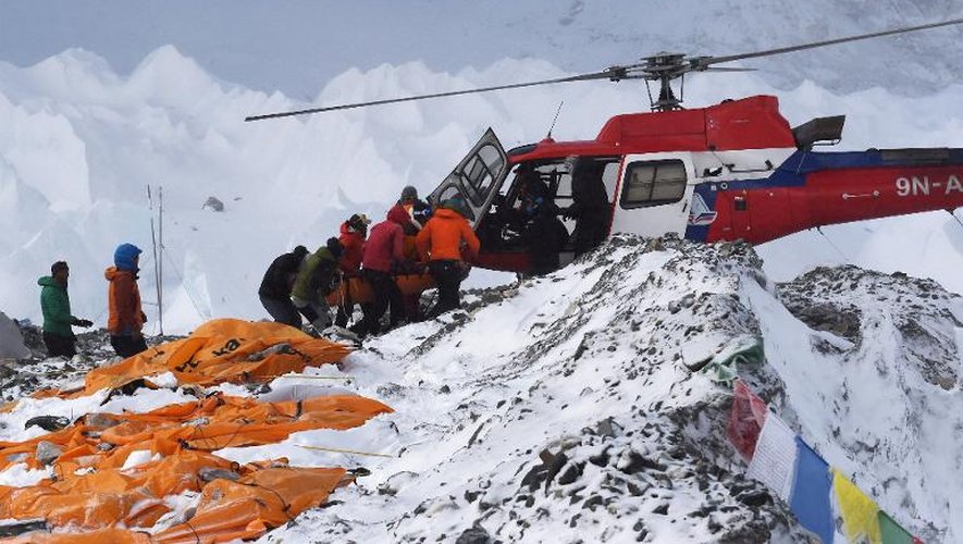 Une personne blessée suite à une avalanche provoquée par le séisme est évacuée du camp de base de l'Everest vers un hélicoptère le 25 avril 2015