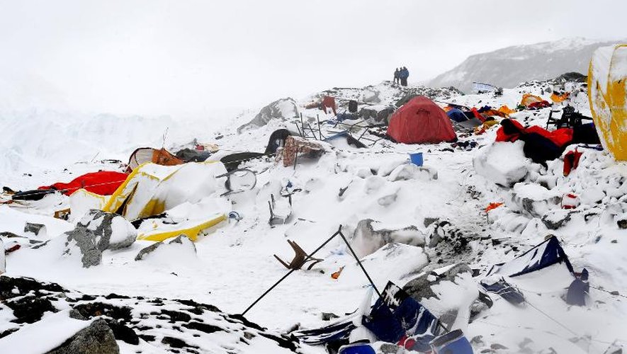Le camp de base de l'Everest dévasté par une avalanche provoquée par le séisme le 25 avril 2015