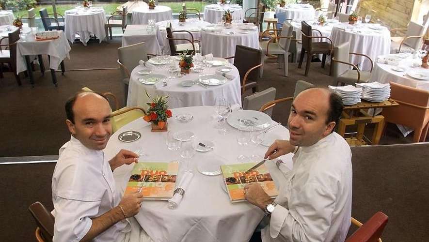 Laurent (g) et Jacques Pourcel (d), chefs du restaurant le "Jardin des Sens" à Montpellier, le 22 octobre 1999