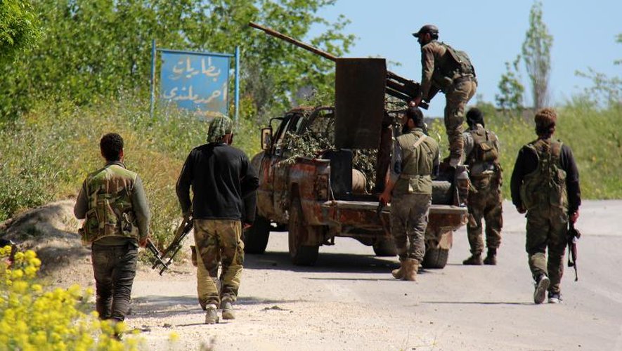 Des rebelles sur un véhicule militaire dans la ville de Jisr al-Choughour conquise au régime syrien, le 25 avril 2015