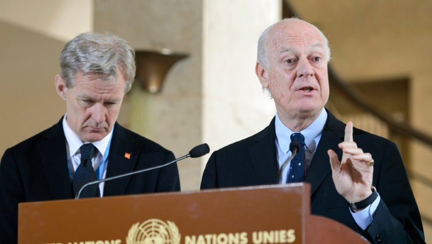 Jan Egeland, conseiller spécial, et Staffan de Mistura, envoyé spécial de l'Onu, lors d'une conférence de presse sur la Syrie le 9 mars 2016 à Genève