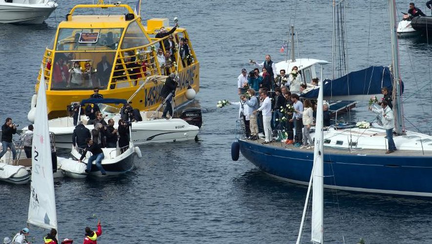 Hommage à la navigatrice Florence Arthaud au large de Cannes, le 26 avril 2015