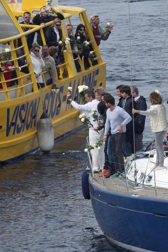 Hommage à la navigatrice Florence Arthaud au large de Cannes, le 26 avril 2015