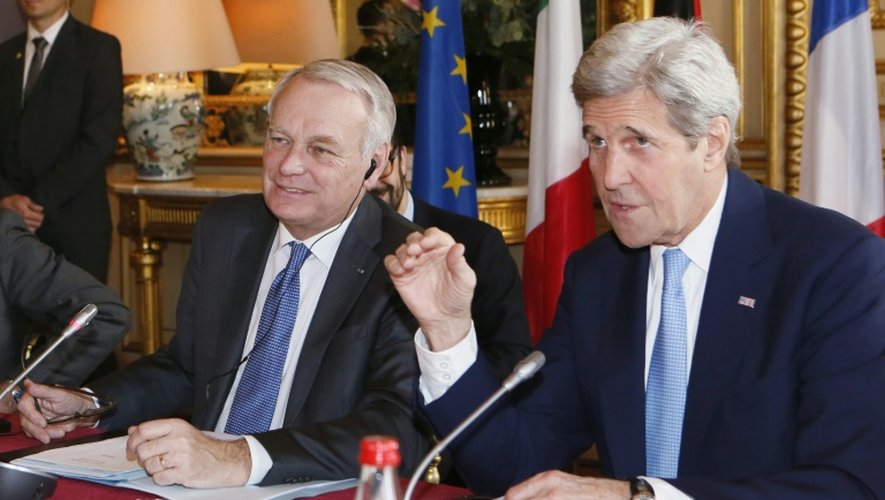 Le ministre français des Affaires étrangères  Jean-Marc Ayrault et le secrétaire d'Etat américain John Kerry le 13 mars 2016 au quai d'Orsay à Paris