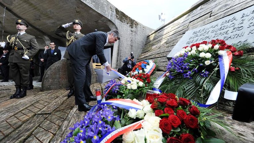 Le Premier ministre croate Zoran Milanovic devant le mémorial du camp de Jasenovac en Croatie, le 26 avril 2015