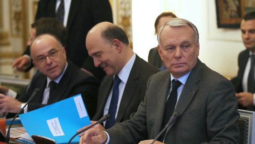Jean-Marc Ayrault, Pierre Moscovici et Bernard Cazeneuve (DàG) le 29 janvier 2014 à Matignon à Paris
