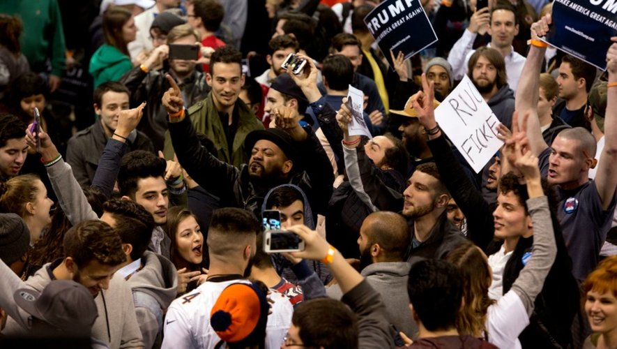 Des partisans et des opposants à Donald Trump s'affrontent à Chicago, le 11 mars 2016