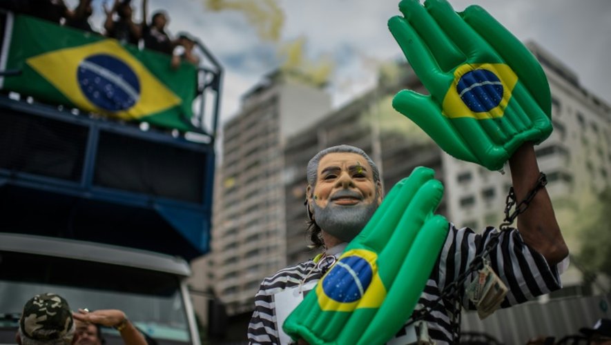 Un manifestant portant un masque à l'effigie de l'ex-président brésilien Lula, le 13 mars 2016 à Rio de Janeiro